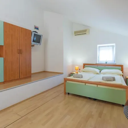 Apartman Amazing Apartment In Porec With Wifi *