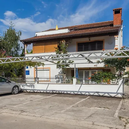 Apartment Cozy In With Wifi Porec